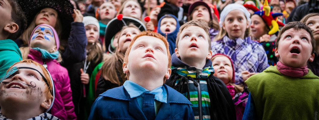 staunende Kinder im Theater